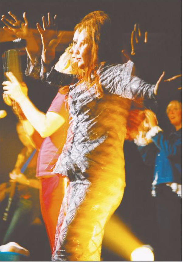 Kate Pierson 2002 (R&B Archives)